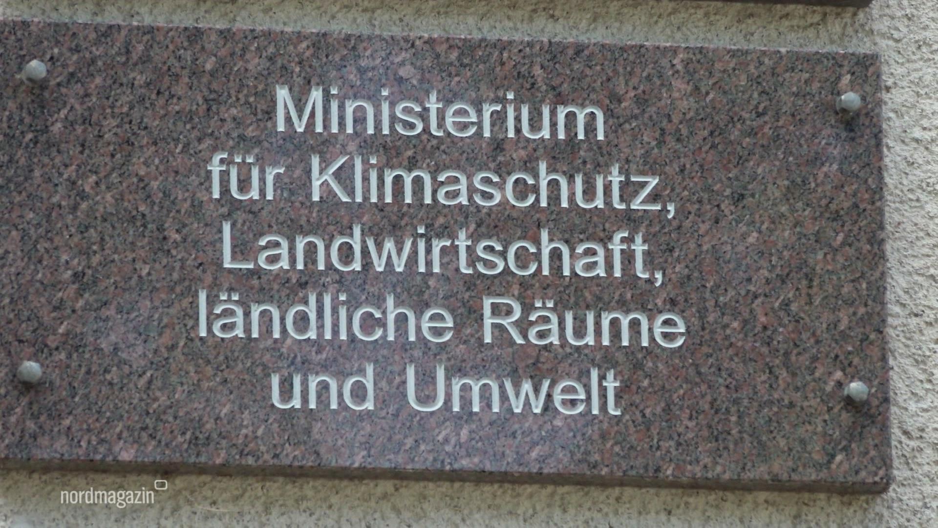 Eine Tafel auf der steht: Ministerium für Klimaschutz und Landwirtschaft. | Screenshot