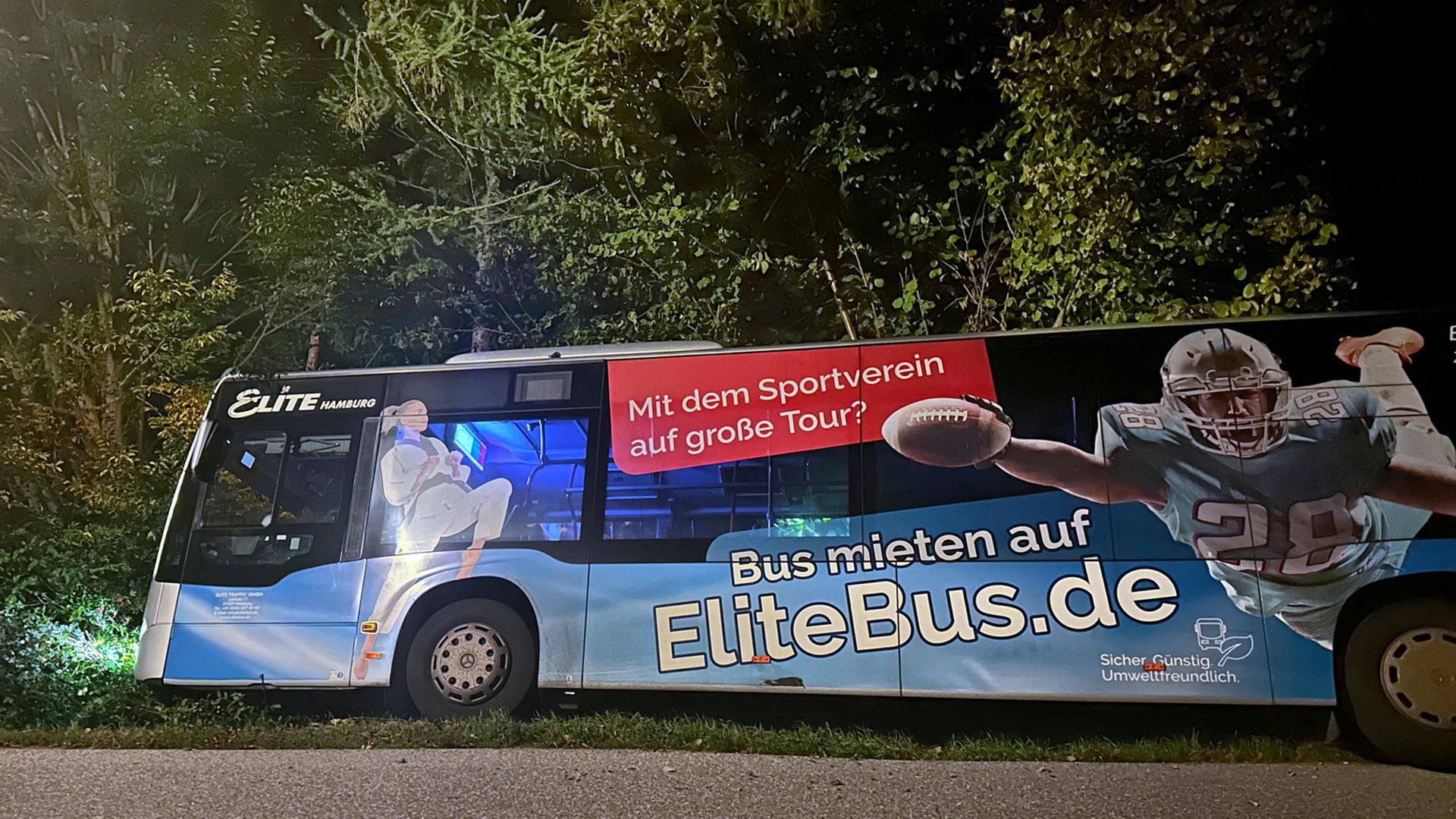 Männer stehlen Linienbus und fahren in Straßengraben