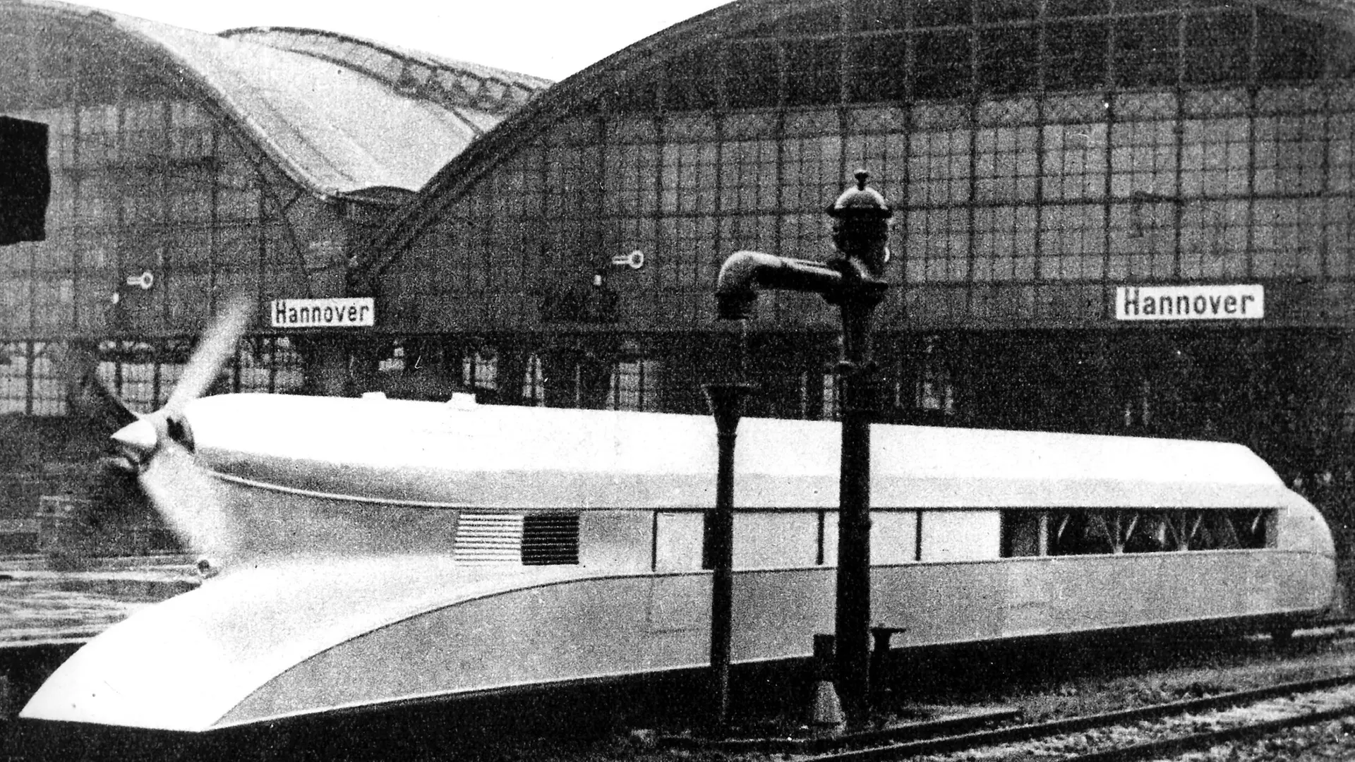 Futuristischer Schienenzeppelin mit Propeller stand für Aufbruch