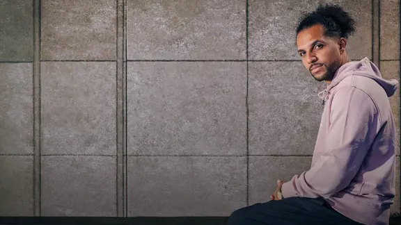 "Deutschrap ideal"-Moderator Simon Vogt.