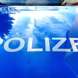 Die Motorhaube eines Polizeiautos mit Schriftzug.