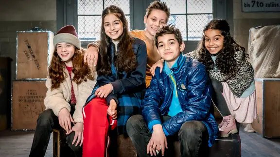 Das Pfefferkörner Team 2023: Jasina (gespielt von Sophia), Hakim (Mads), Moritz (Jan), Leo (Charlotte), Amy (Melody)
