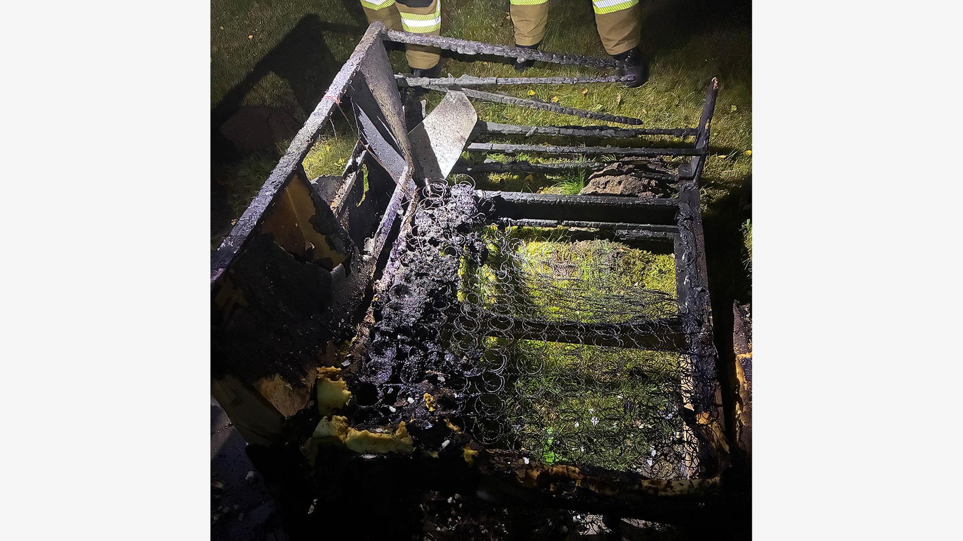 Die Überreste eines durch Feuer zerstörten Sofas. | Feuerwehr Wildeshausen