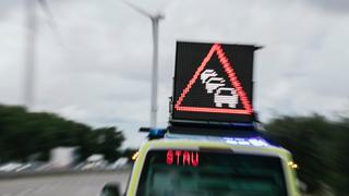 Das Bild zeigt die Autobahnpolizei beim regeln eines Staus.