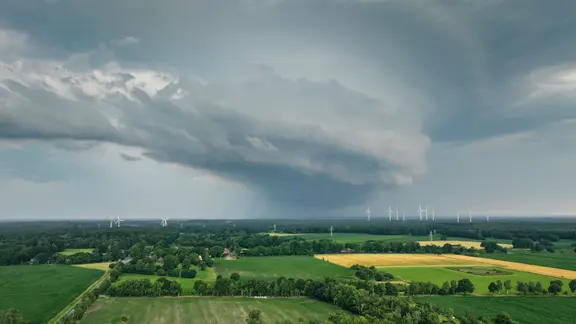 Dunkle Wolken am Himmel in der Nähe von Schwanewede.