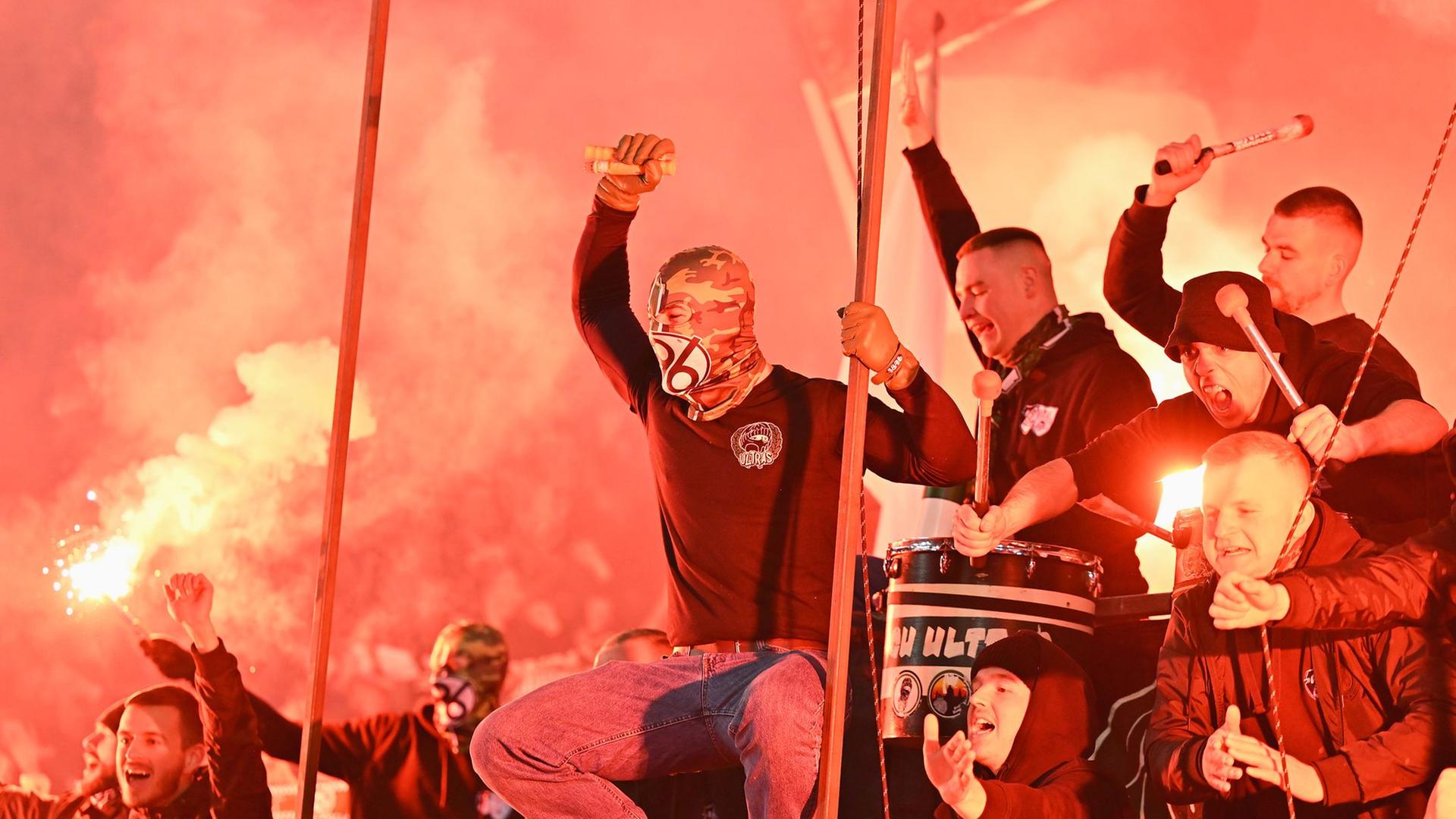 Hannover-96-Fans zünden Pyrotechnik und feiern auf der Tribüne | dpa, Swen Pförtner