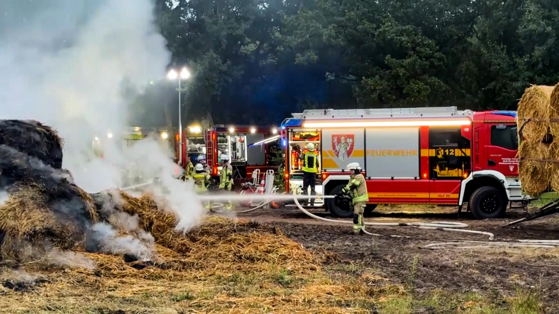 Feuerwehrleute löschen brennende Strohballen in Bremervörde. | Nord-West-Media TV