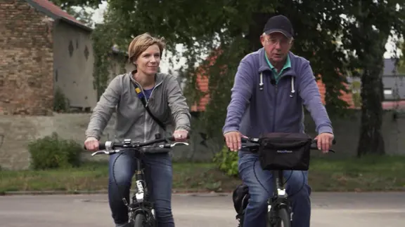 Szene aus "Panorama - die Reporter": Reporterin Birgit Wärnke zu Besuch in ihrer alten Heimat in Brandenburg.
