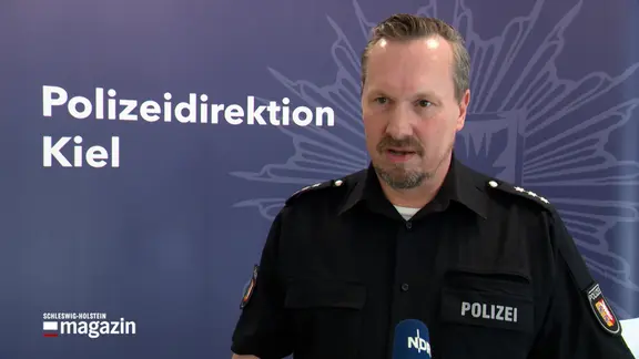 Der Kieler Polizeisprecher Matthias Arends gibt ein Interview