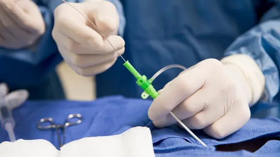 Arzt in einem OP-Saal führt Katheter für eine medizinische Behandlung ein (Bild: colourbox.de) | colourbox.de Arzt in einem OP-Saal führt Katheter für eine medizinische Behandlung ein (Bild: colourbox.de)