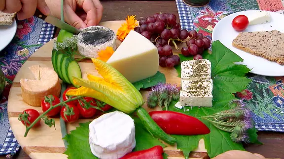 Mehr als 20 handwerkliche Hofkäsereien gibt es auf der Milch- und Käsestraße Mecklenburg-Vorpommern.