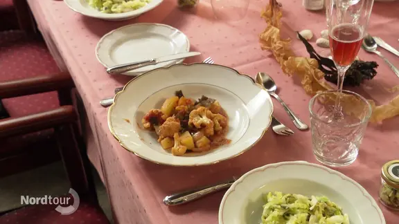 Ein Curry mit Meeralgen wird nach einem Kochkurs serviert.
