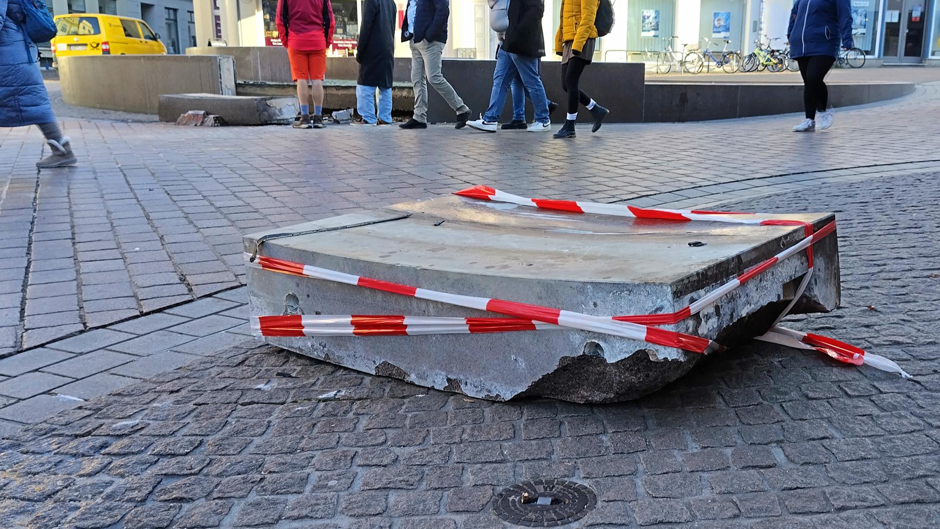 Wismar: Beschädigter Brunnen wird wieder aufgebaut