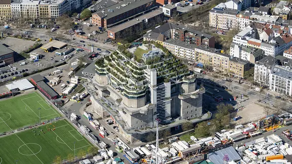Luftbild des ehemaligen Luftschutzbunkers aus dem Zweiten Weltkrieg auf dem Heiligengeistfeld in Hamburg-St. Pauli, der inzwischen zu einem "Grünbunker" mit Hotel und Restaurant umgebaut worden ist (04.04.2025).