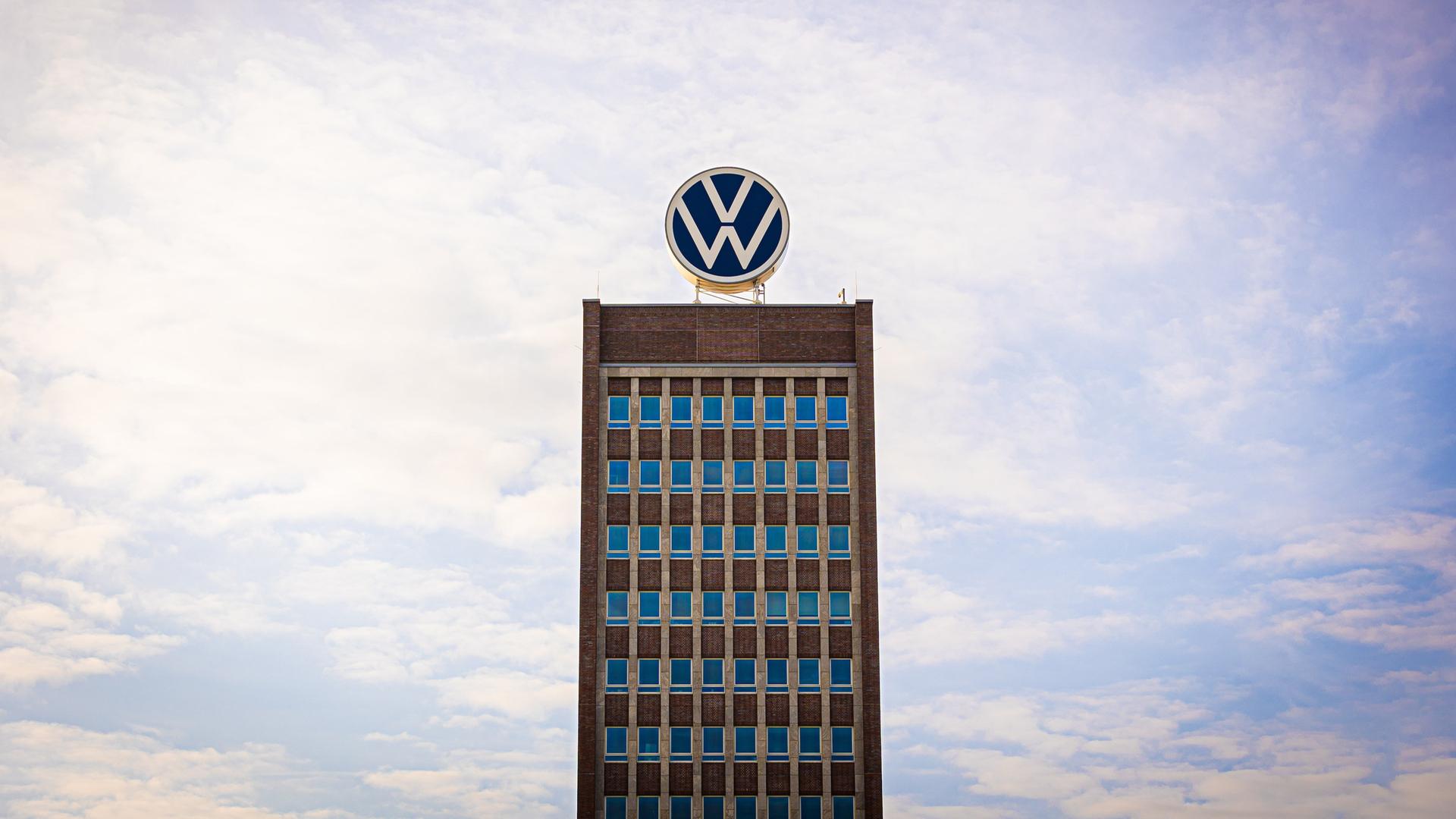 Das Volkswagen-Logo steht auf dem Dach vom Markenhochhaus in Wolfsburg. | picture alliance/dpa | Moritz Frankenberg, Moritz Frankenberg