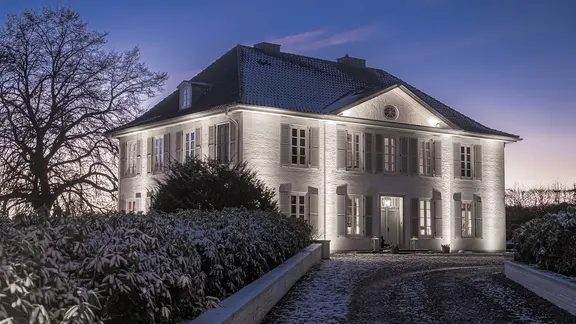 Mit etwas Schnee sieht das beleuchtete Gutshaus besonders weihnachtlich aus. | NDR, Mario Neu Das Gutshaus Stockseehof in Stocksee (Kreis Segeberg) zur blauen Stunde.