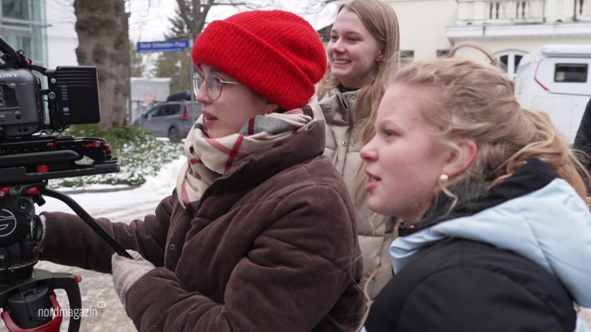 Schülerinnen filmen mit einer Fernsehkamera | Screenshot