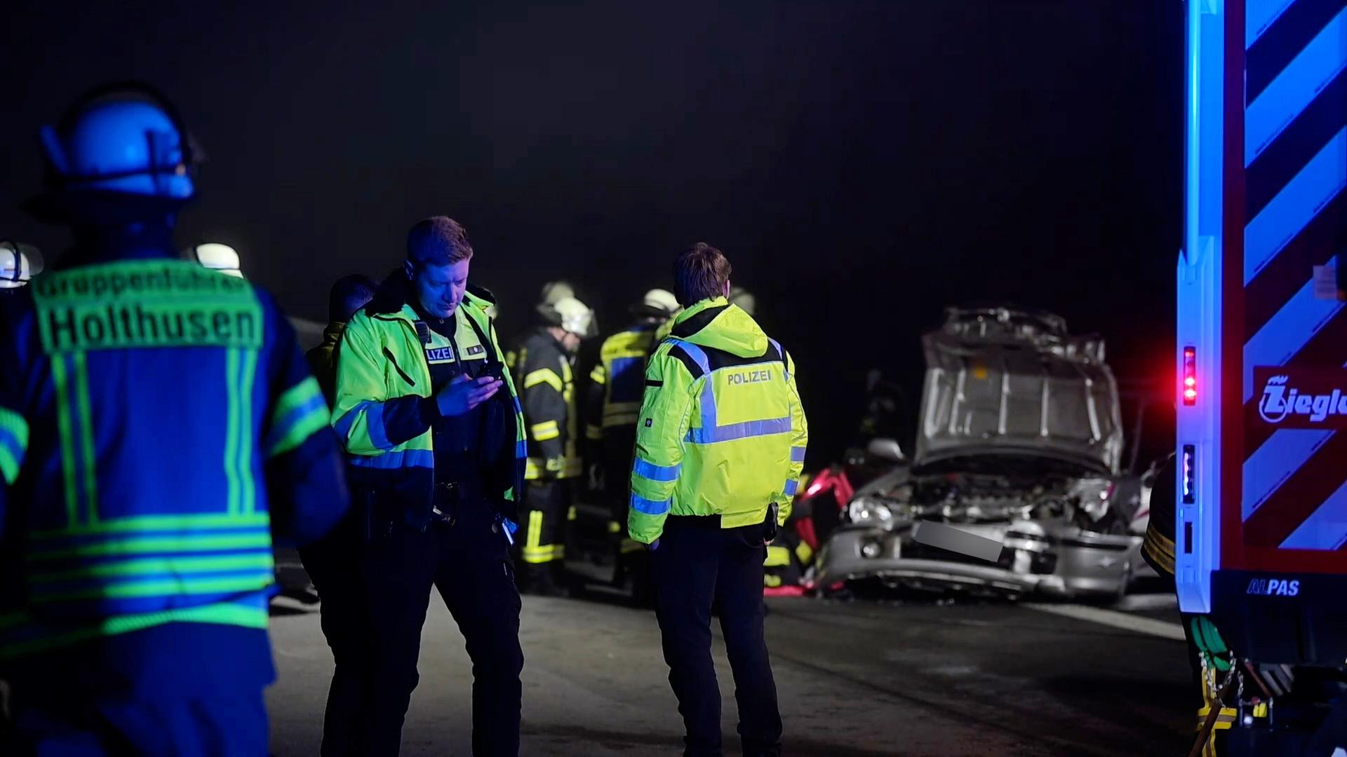 Rettungskräfte an eine Unfallstelle auf der A31 bei Papenburg | TeleNewsNetwork