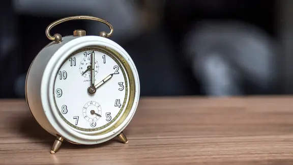 Ein altmodischer Wecker steht auf 2:00 Uhr | Christine Raczka Ein altmodischer Wecker steht auf 2:00 Uhr