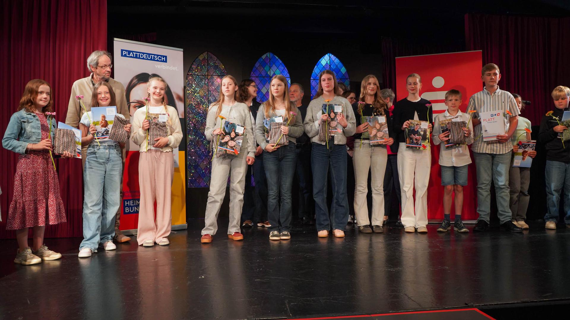 "Schölers leest Platt": Die Gewinnerinnen stehen f