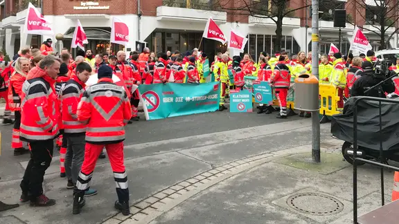 Rettungskräfte demonstrieren bei einer Kundgebung der Gewerkschaft ver.di.