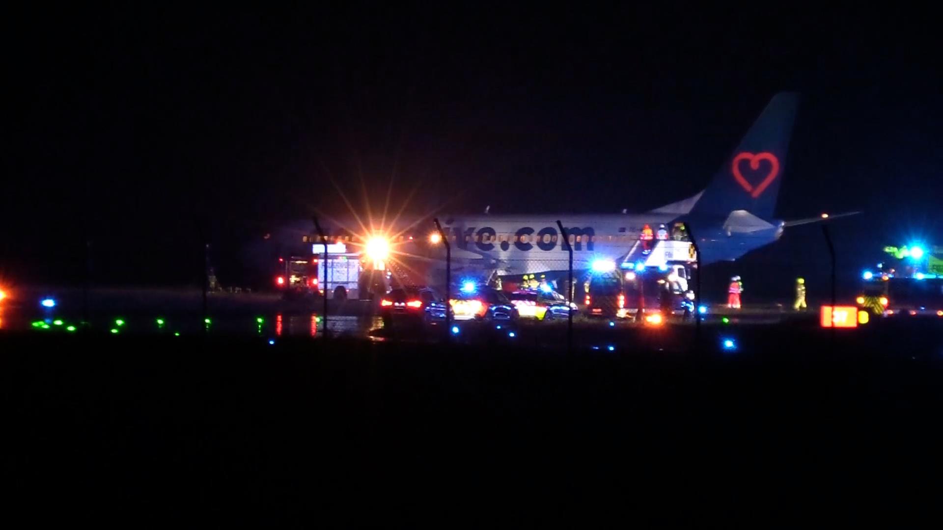 Am Flughafen Münster-Osnabrück stehen bei Nacht zahlreiche Einsatzfahrzeuge neben einem Flugzeug. | Nord-West-Media TV