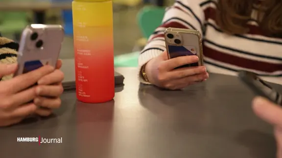Mehrere Jugendliche mit Smartphones.
