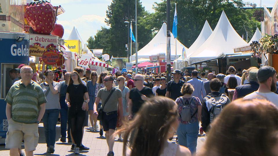 Am ersten Wochenende der Kieler Woche blieb es laut Polizei meist friedlich. | NDR Zahlreiche Menschen sind an der Kiellinie am Tag der Eröffnung der Kielwer Woche 2022 unterwegs.