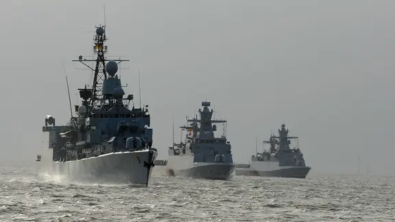 Die Fregatte "Emden" sowie die Korvetten "Oldenburg" und "Braunschweig" verlassen den Marinestützpunkt Wilhelmshaven.