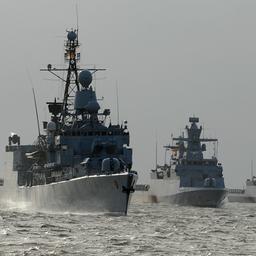 Die Fregatte "Emden" sowie die Korvetten "Oldenburg" und "Braunschweig" verlassen den Marinestützpunkt Wilhelmshaven.