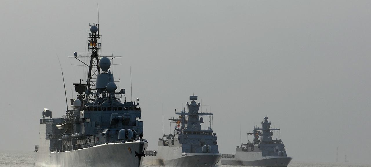 Die Fregatte "Emden" sowie die Korvetten "Oldenburg" und "Braunschweig" verlassen den Marinestützpunkt Wilhelmshaven.