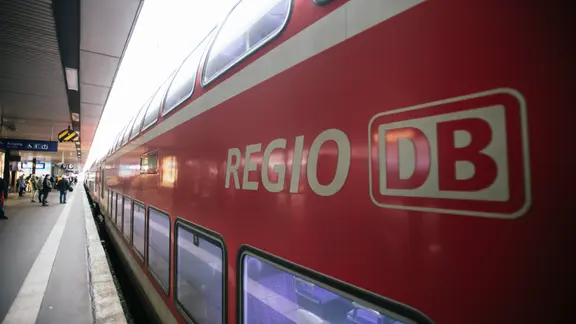 Das Bild zeigt eine Regionalbahn in einem Bahnhof. | NDR, Julius Matuschik Das Bild zeigt eine Regionalbahn in einem Bahnhof.