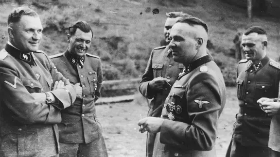 Rudolf Höß (vorne rechts) 1944 in einer Gruppe von SS-Offizieren (v.l.: Richard Baer, Josef Mengele, Josef Kramer, im Hintergrund rechts: unbekannt) in ihrer Freizeit in der Nähe von Auschwitz.