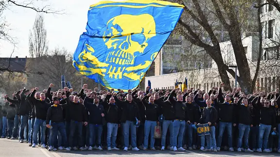 Eintracht-Fans in Hannover | picture alliance/dpa | dpa Eintracht-Fans in Hannover