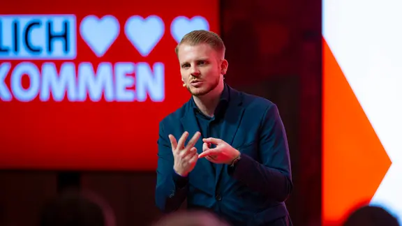 Tim Klüssendorf auf einer Townhall Veranstaltung in Lübeck.