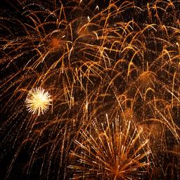 Leuchtendes Feuerwerk am Himmel.
