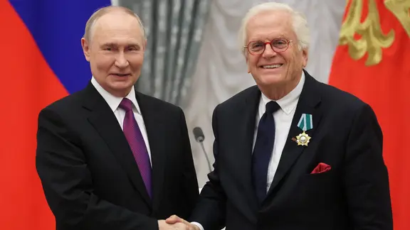 Der russische Präsident Wladimir Putin (l.) und der Hamburger Pianist Justus Frantz | picture-alliance/dpa/Pool EPA via AP | Maxim Shipenkov Der russische Präsident Wladimir Putin (l.) und der Hamburger Pianist Justus Frantz