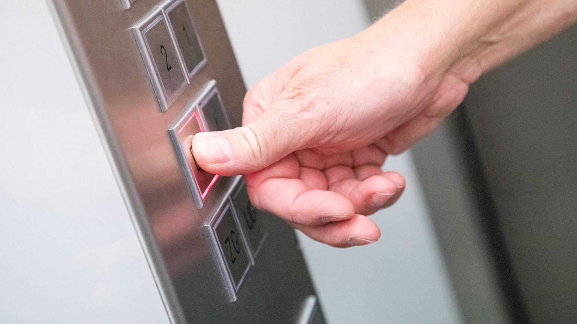  Eine Person drückt einen Knopf in einem Aufzug. | Christin Klose, dpa-tmn, dpa