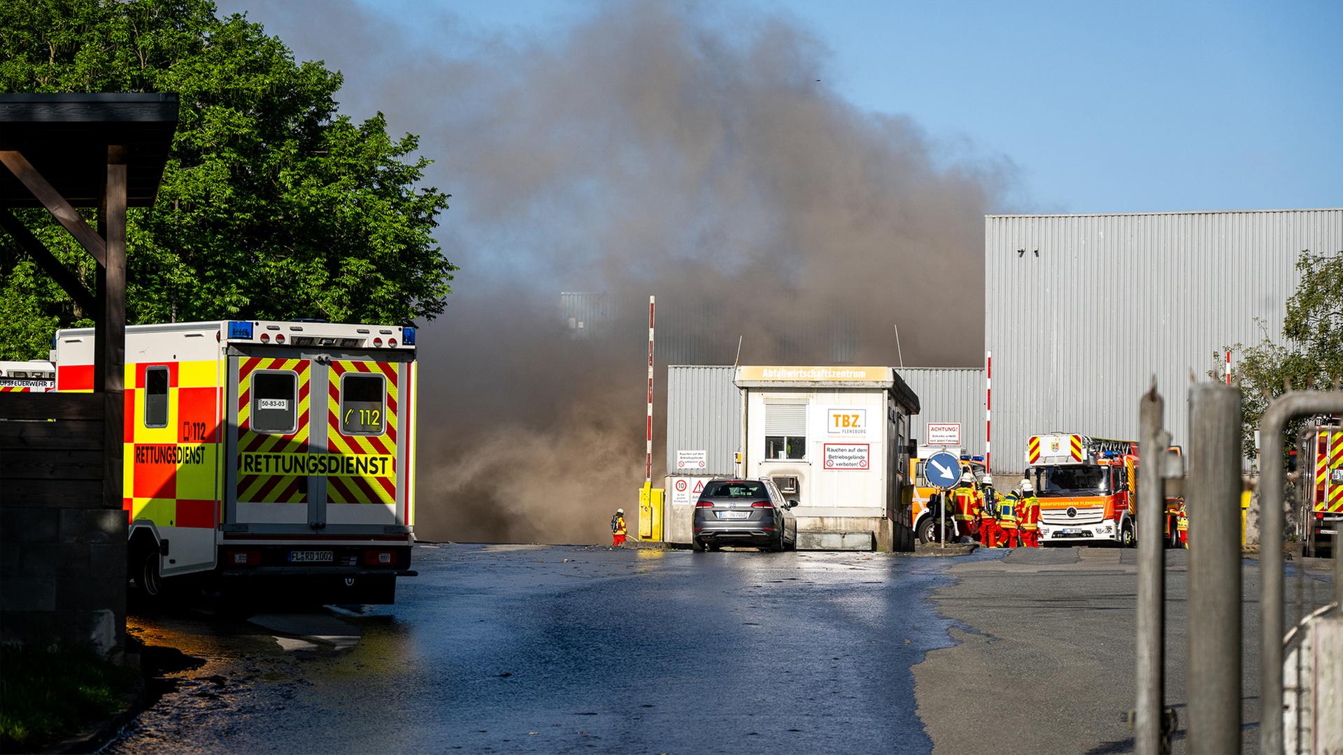 Großbrand in Flensburg: Lagerhalle mit Sperrmüll in Flammen