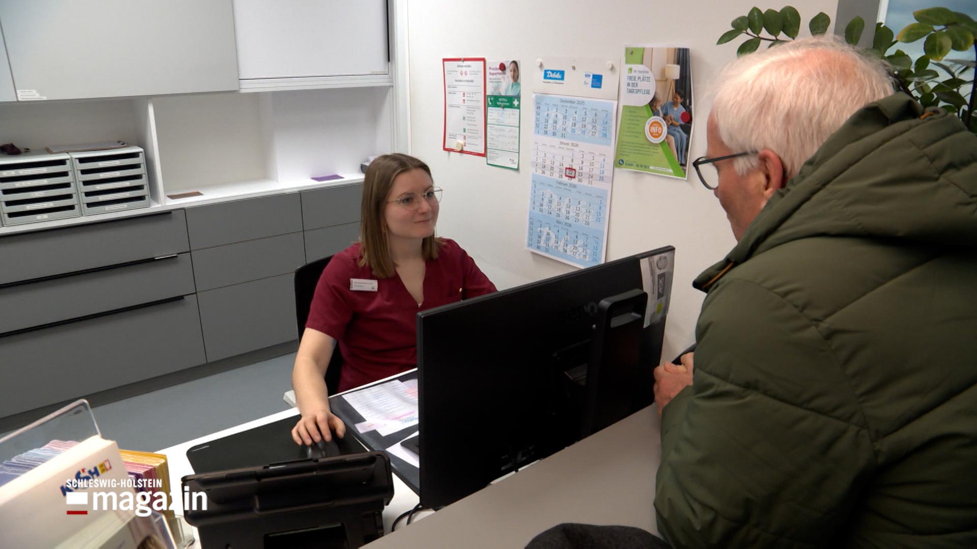 Ein Patient unterhält sich mit einer ärztlichen Sprechstundenhilfe. | NDR