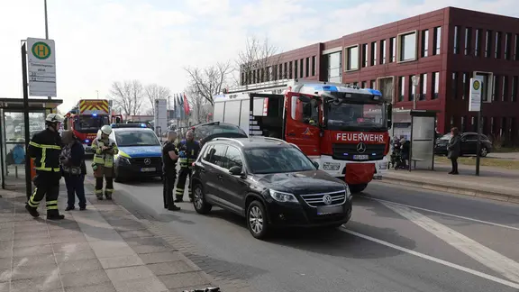 Autofahrer erfasst Fußgängerin beim Überqueren einer Straße in Rostock-Brinckmansdorf.