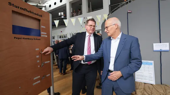 Hamburgs Bürgermeister Peter Tschentscher (r.) und Helge Heegewaldt, Präsident des Bundesamtes für Seeschifffahrt und Hydrographie (BSH), bei einem Rundgang zur Ausstellungseröffnung "100 Jahre Sturmflutwarndienst" im BSH.