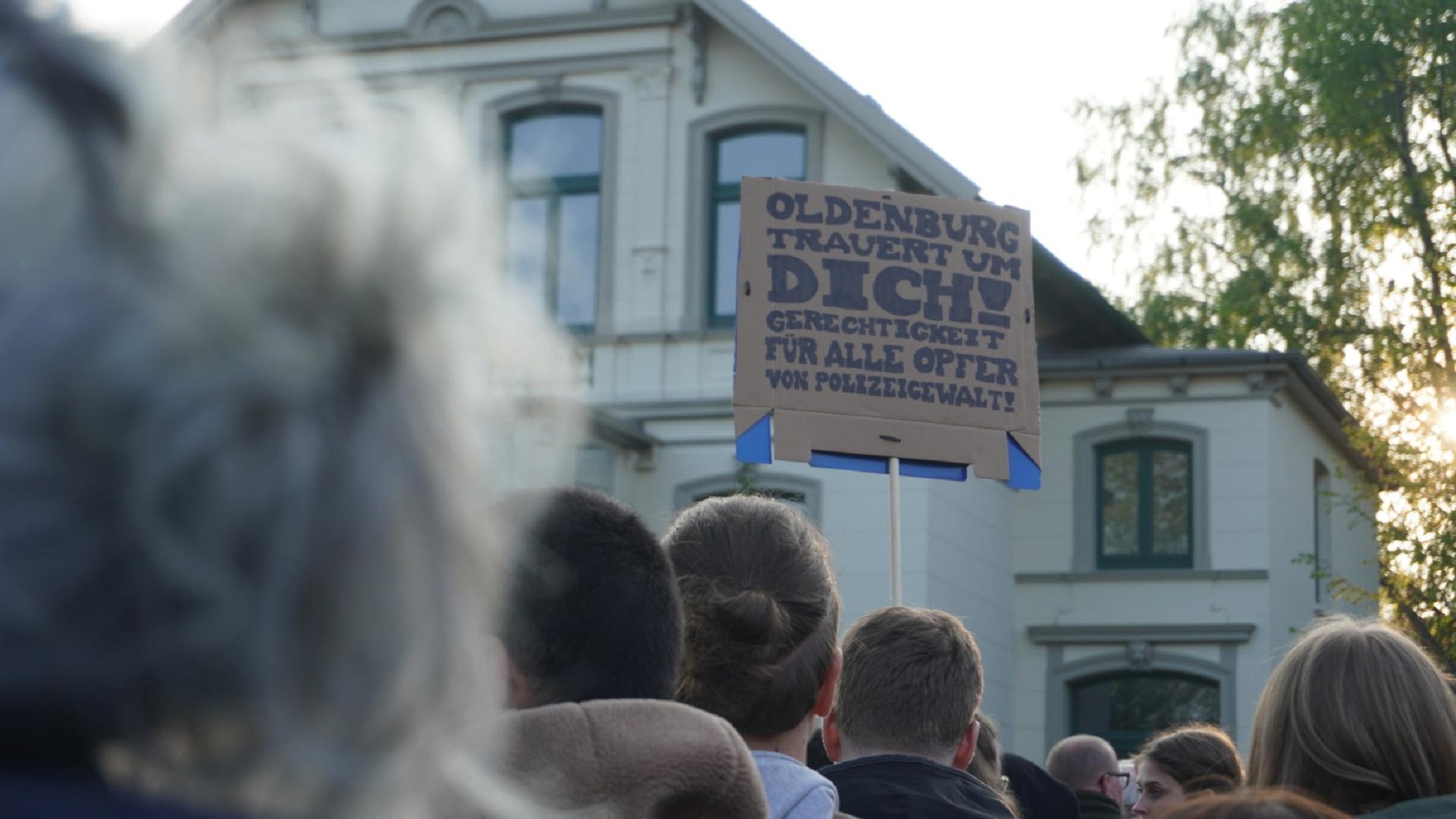 Teilnehmer bei der Demo für Lorenz in Oldenburg | NDR, Lotti Höfer