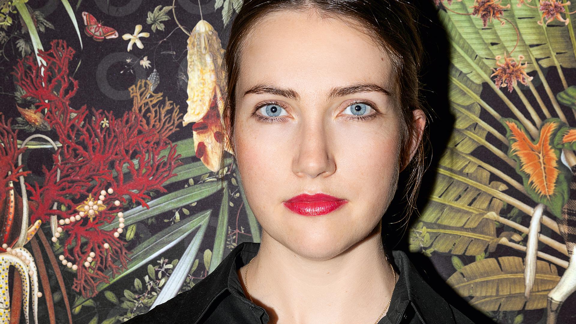 Eva Biringer steht vor einer bunten Wand | Florian Reimann