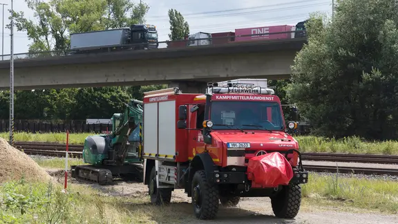 Ein Einsatzfahrzeug vom Kampfmittelräumdienst der Feuerwehr Hamburg steht im Stadtteil Waltershof vor der Köhlbrandbrücke.
