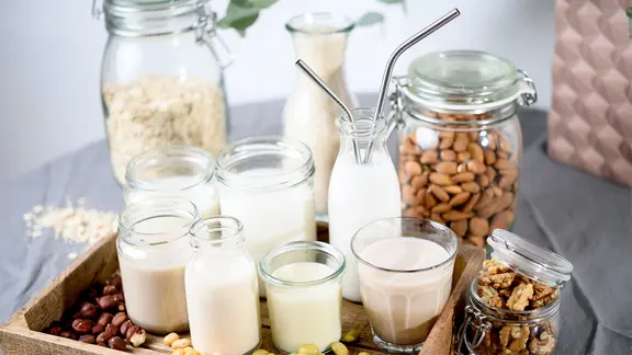 Verschiedene pflanzliche Milchalternativen stehen nebeneinander auf einem Tablett. | picture alliance / dpa Themendienst | Zacharie Scheuer, Zacharie Scheuer Verschiedene pflanzliche Milchalternativen stehen nebeneinander auf einem Tablett.