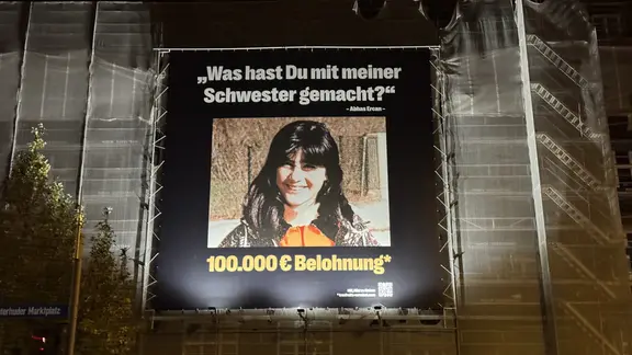 Der vermisste Hilal Ercan ist auf einem großen Plakat in Hamburg zu sehen. | NDR Der vermisste Hilal Ercan ist auf einem großen Plakat in Hamburg zu sehen.