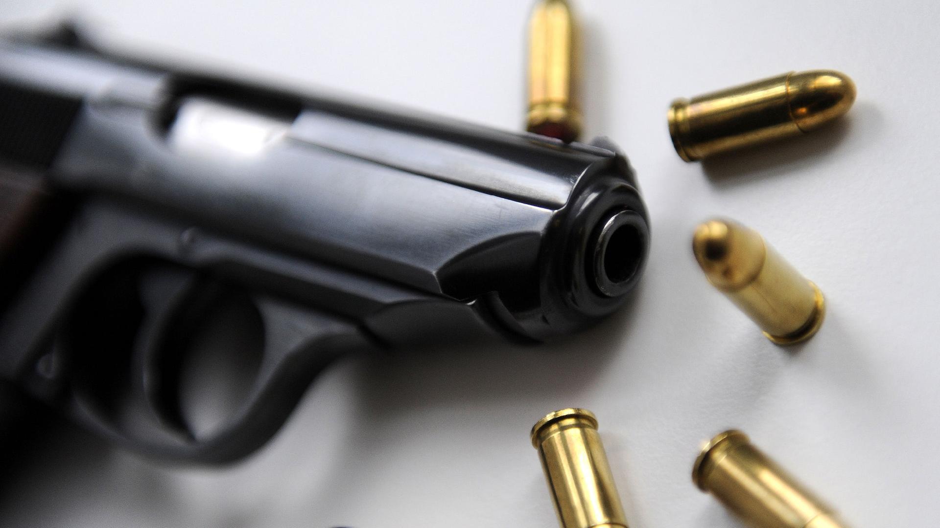Eine Pistole mit Patronen (Themenbild zu 