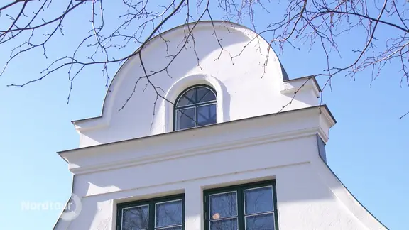 Die weiße Fassade des Edvard-Munch-Hauses vor blauem Himmel