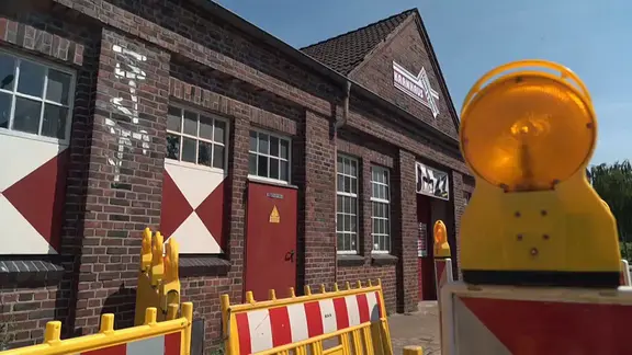 Knecht‘schen Hallen in Elmshorn hinter Bauzäunen